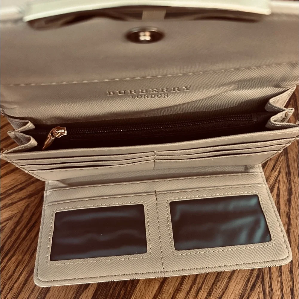 Burberry Cream Checkered Women's Bag - Picture 4 of 4